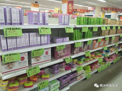 腾冲市民抢购忙 千万库存清仓风暴来袭，这家超市日用品“白菜价”